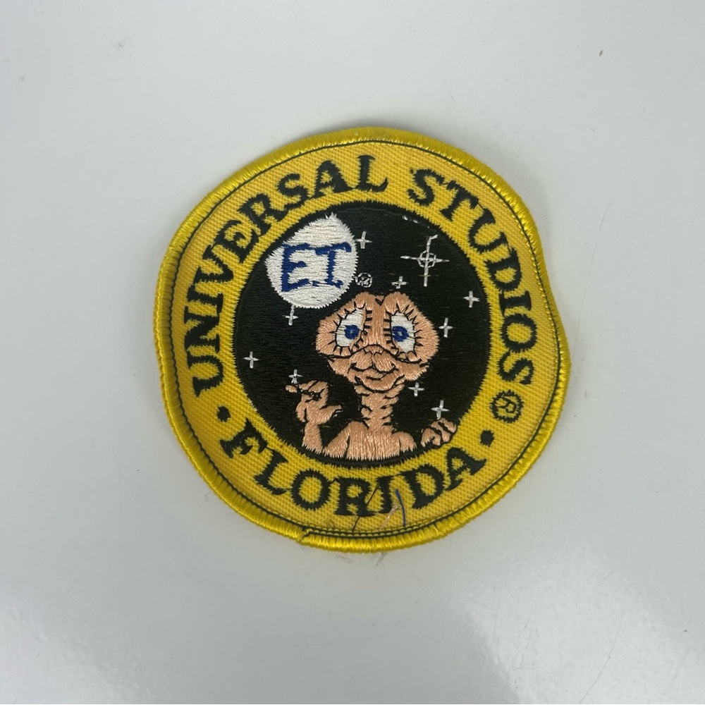 Universal Studios E.T. Pin And Patch Set - image 3